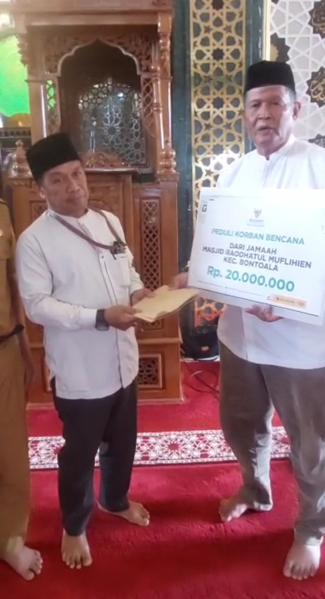 Pengurus Masjid Raudahathul Muflihien serahkan Bantuan Dana Korban Bencana Alam Sumatra kepada Pengurus BAZNAS.